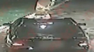 VIDEO Cea mai tare blonda! Uite cum s-a urcat in sanii goi pe capota masinii, chiar intr-o benzinarie din Targu Jiu!