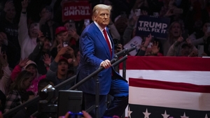 Donald Trump i-a atacat din nou pe imigranți, la ultimul miting electoral. Elon Musk i-a fost alături