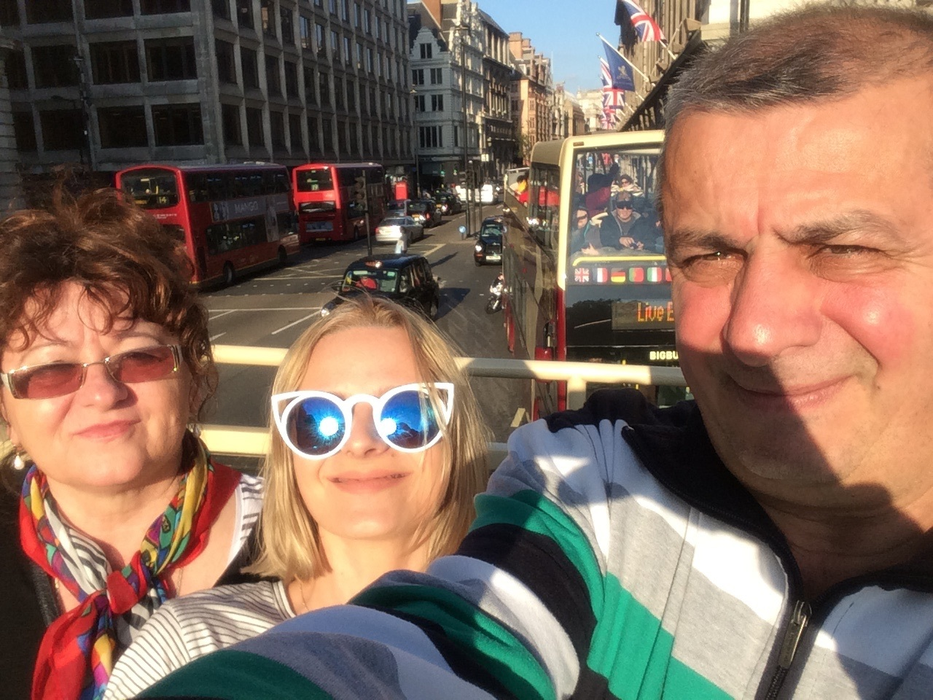 Raj s-a distrat de minune la Londra alături de soţia şi de fiica lui
