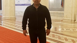 Un primar din Gorj s-a urcat pe cal și a mărșăluit prin localitate pentru a sărbători victoria. VIDEO