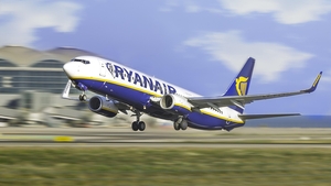 Incident șocant în timpul unui zbor Ryanair. Pilotul, nevoit să aterizeze de urgență după ce un pasager beat ar fi încercat să deschidă ușile de urgență în aer