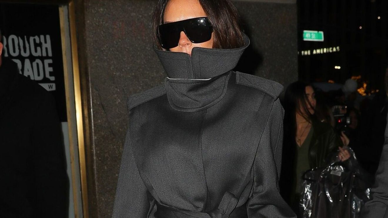 Vedeta care s-a camuflat bine de tot ca să evite gerul năpraznic! Recunoști cine a băgat „capul la cutie” mai ceva ca o țestoasă?