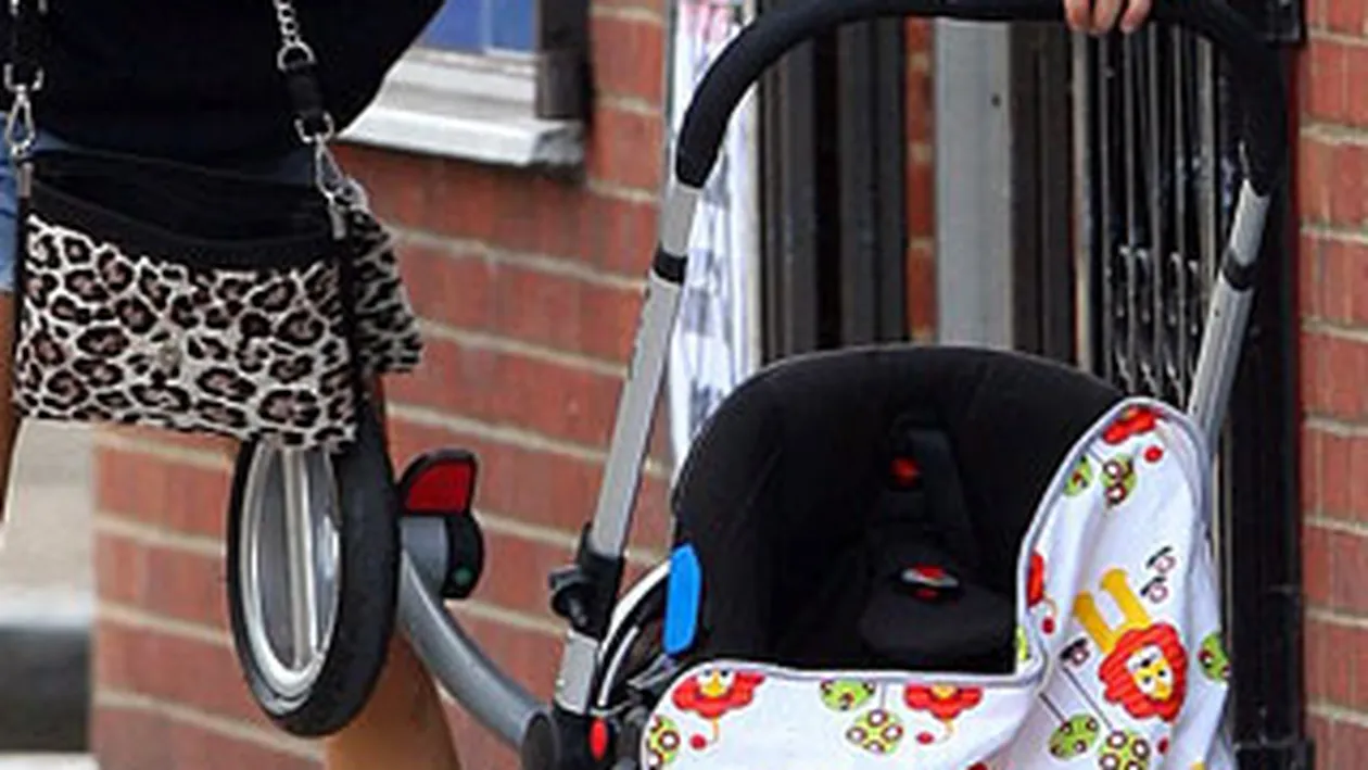 Iresponsabilitate totala! Si-a scapat copilul pe jos pentru ca era prea ocupata sa vorbeasca la telefon si apoi a dat vina pe primar pentru strazile prost asfaltate