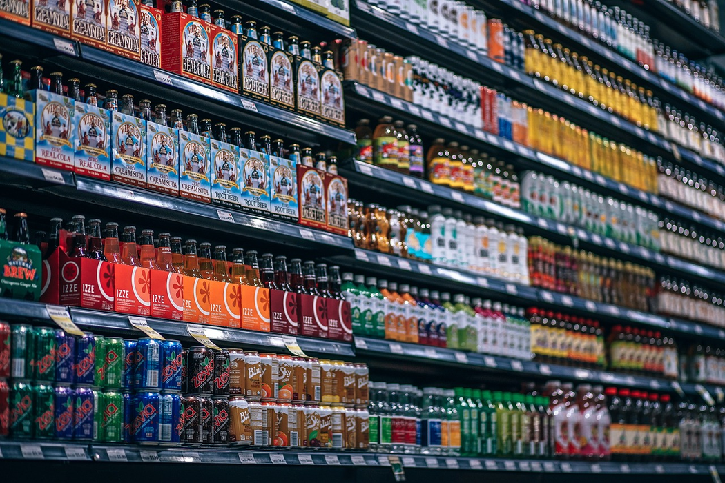 Expunerea produselor expirate pe rafturile magazinelor se sancționează (Foto: Pixabay)