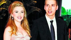 Scarlett si-a scos fratele geaman in lume