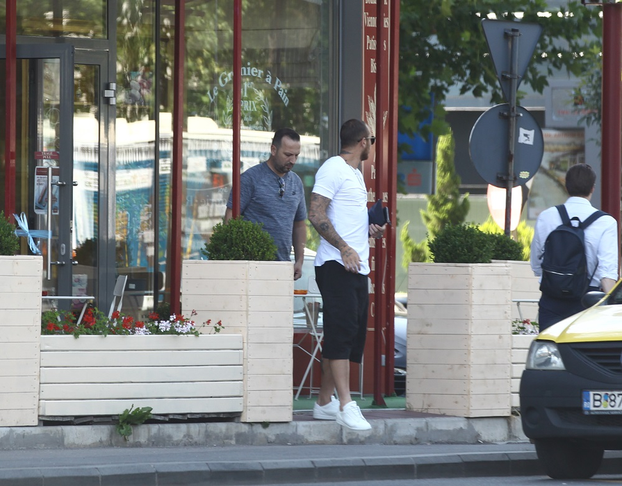 Denis Alibec și prietenul lui ies din cafenea
