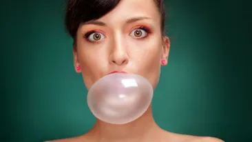 Nu e bine să mesteci gumă! Cât de adevărat este acest mit