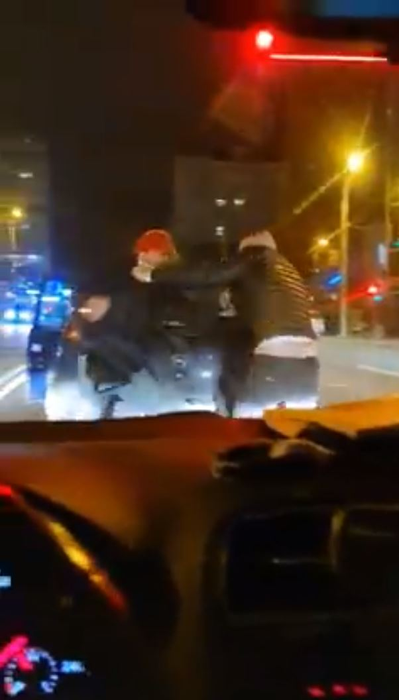 Doi șoferi din Iași s-au bătut în trafic ca-n ringul de box. Imaginile violente au fost filmate de un martor | FOTO