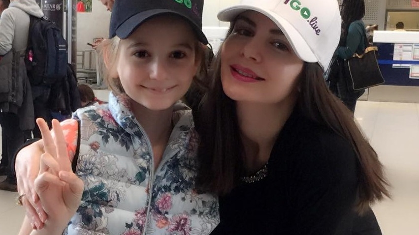 Monica Gabor s-a întors în România cu Irina! Fosta doamnă Columbeanu le-a cerut ajutorul prietenilor cum a pus piciorul în aeroport