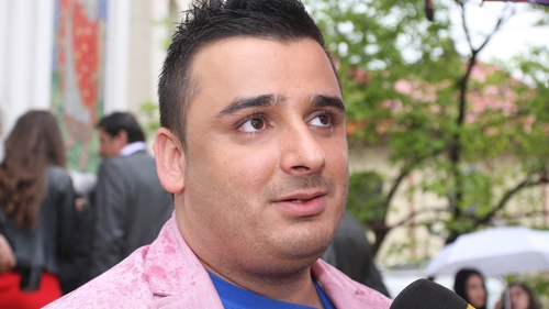 Un sut in fund, un pas inainte! Liviu Mititelu vrea cu orice pret la Eurovision. Asculta aici piesa, ai putea sa juri ca nu e el!