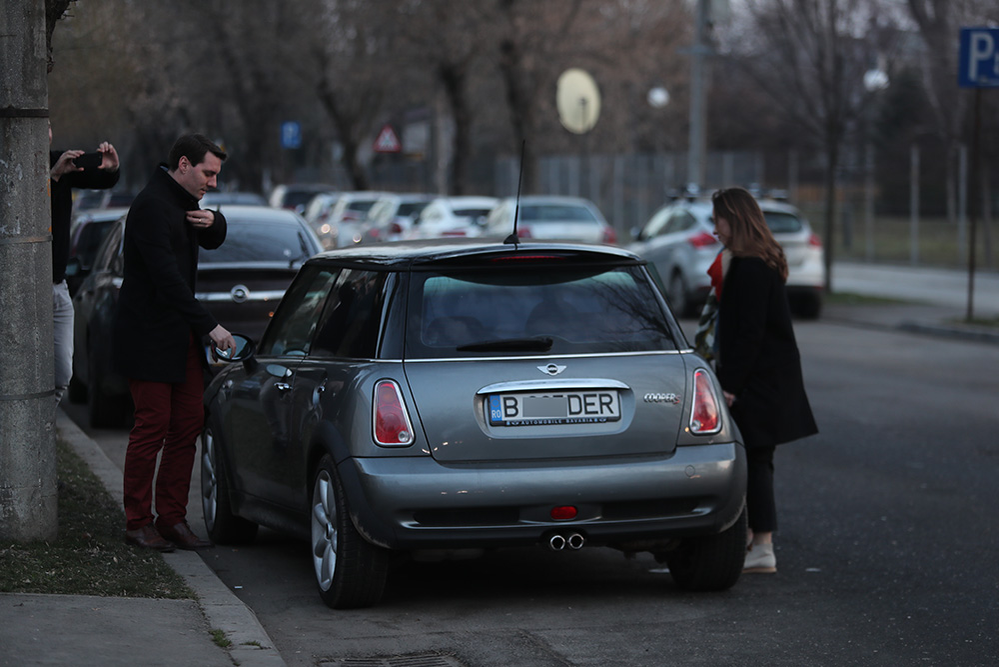 Prințul Nicolae urcă la volanul mașinii soției sale, Alina Binder