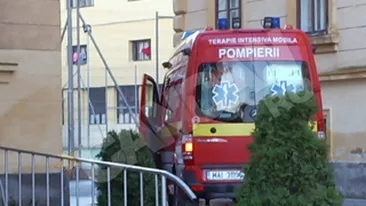 Suparat pe viata! Un barbat a aruncat cu pietre in ambulanta care urma sa-l transporte si a muscat un paznic de la spitalului