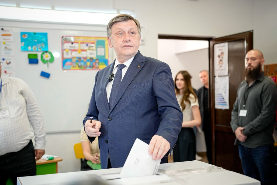 Crin Antonescu a optat pentru un costum simplu. foto: Andreea Alexandru/Mediafaxfoto.ro