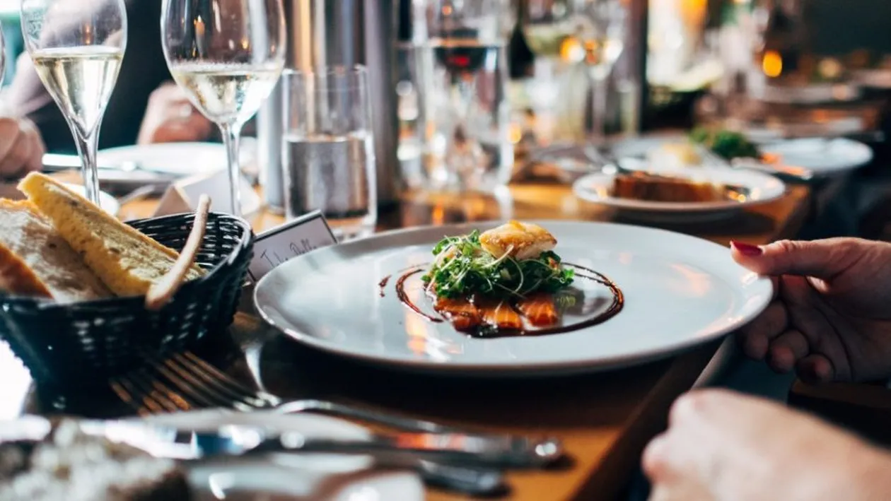 Când se deschid restaurantele în interior. Patronii au ajuns la disperare: „Industria este aproape de ATI!”