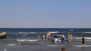 Situatie incredibila pe litoral! 15 oameni s-au chinuit sa scoata un jeep din mare!