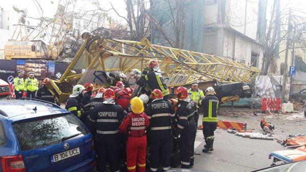 A fost deschis un dosar penal după accidentul din Capitală. Brațul unei macarale a căzut peste o mașină și a rănit patru persoane