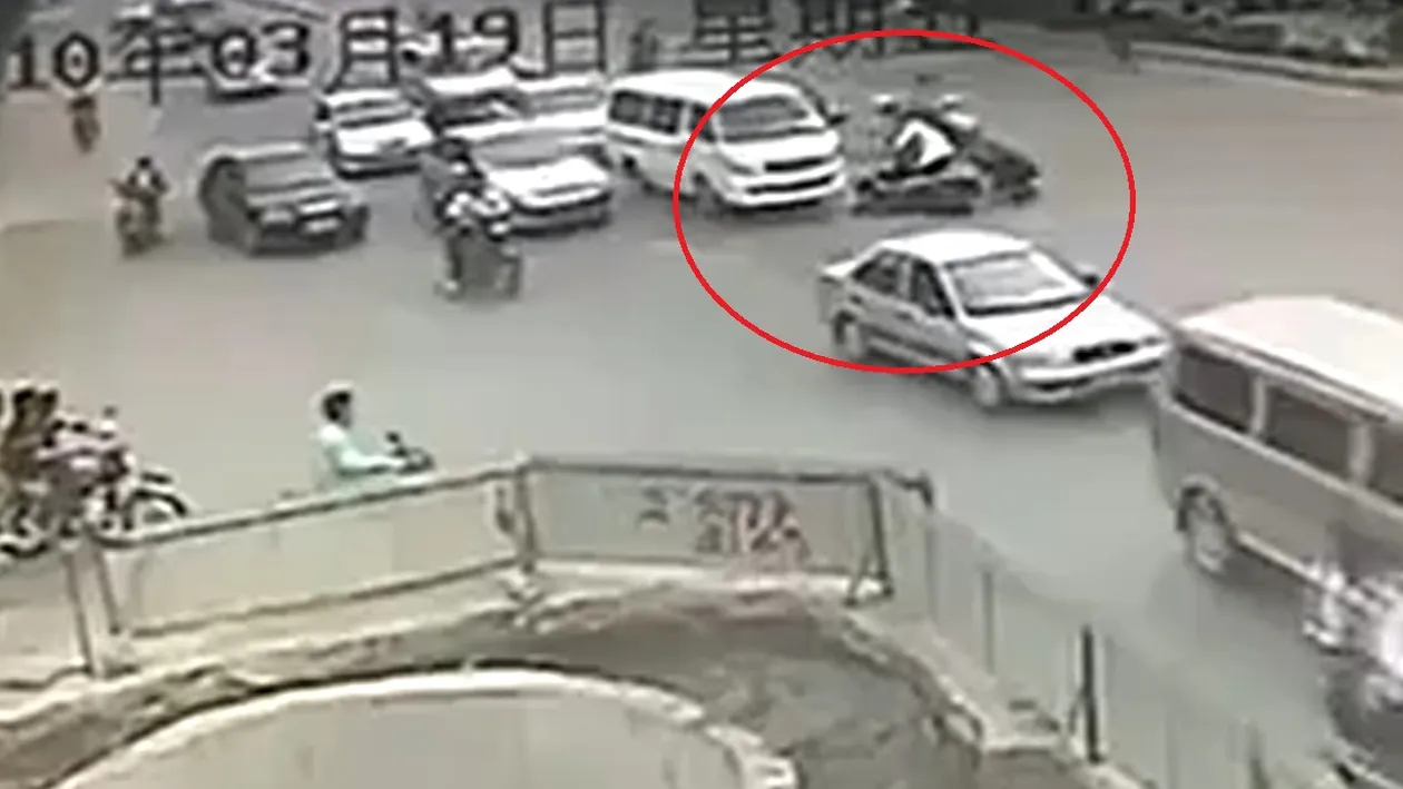 El e cu siguranta cel mai ghinionist scuterist din lume! Sau cel mai norocos?! Vezi ce-a patit...