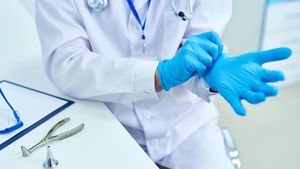 Top 10 cele mai bizare lucruri găsite de medici, în zonele genitale. Printre acestea se numără un far de bicicletă și o lumânare