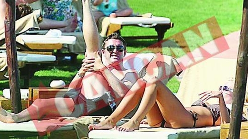 Robbie Keane face stretching pe plaja cu nevasta