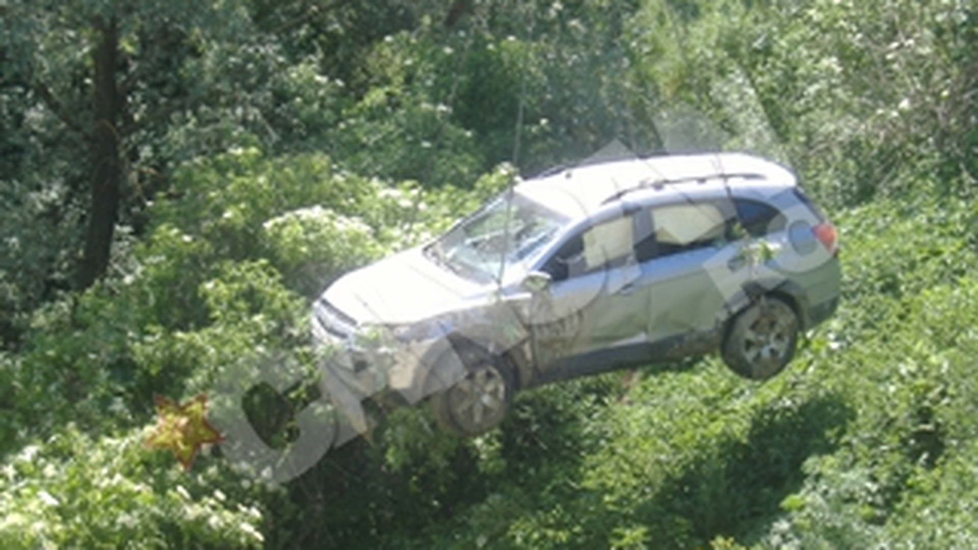 Un barbat din Iasi a cazut cu masina in rau din cauza drumului nereparat