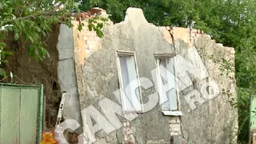 Drama in Timis. Bunici gasiti ingropati de vii sub peretele prabusit, cu nepotelul in brate