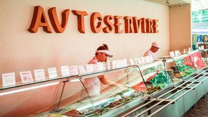 Ce salariu primește un angajat la "împinge tava" în Mamaia, acum, în 2024. Are o singură zi liberă pe săptămână!