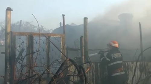 Incendiu puternic în Tulcea! Pompierii se luptă cu flăcările care au cuprins mai multe case