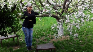 Bianca Rus are cea mai kitschoasa vestimentatie posibila! S-a urcat in pat cu cizmele aurite: "Mai bine te agati de lustra"