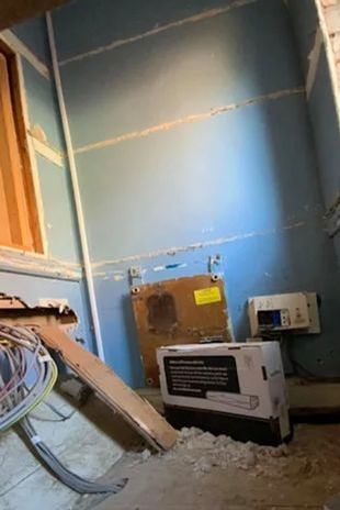 Ce au găsit doi tineri în spatele unui dulap de bucătărie. Aceştia s-au mutat de puţin timp într-un nou apartament