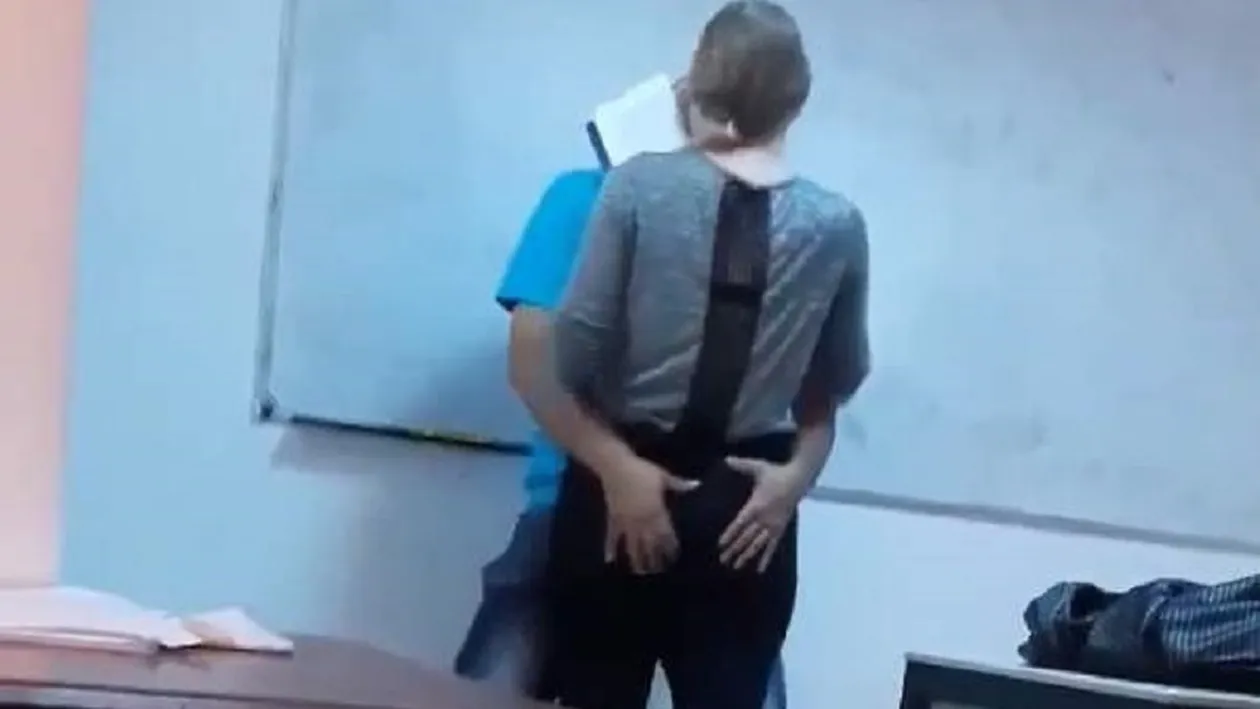 Noi acuzaţii cumplite, după ce profesorul de engleză a fost filmat în timp ce săruta şi pipăia o elevă: “Există cazuri în care elevii sunt amenințați”