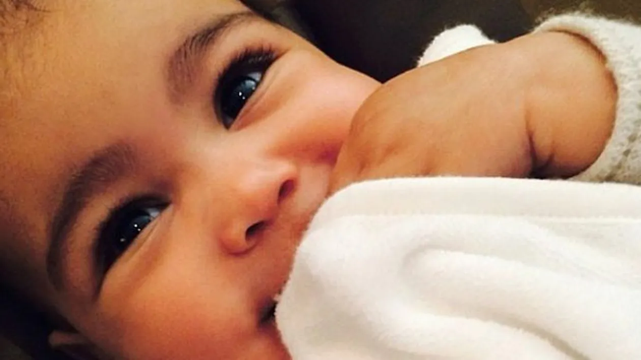 Fetita lui Kim Kardashian primeste cadouri de mii de euro! Ce daruri a primit de la designeri celebri