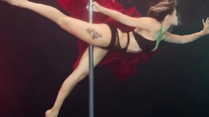 Noul trend în striptease: dansul acvatic la bară!