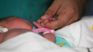 Polițiștii din Olt sunt în alertă. Caută de două zile o mamă care și-a abandonat bebelușul la marginea localității Verguleasa