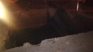 La un pas de moarte. Un bărbat a căzut într-o groapă adâncă de trei metri, pe o stradă din Craiova