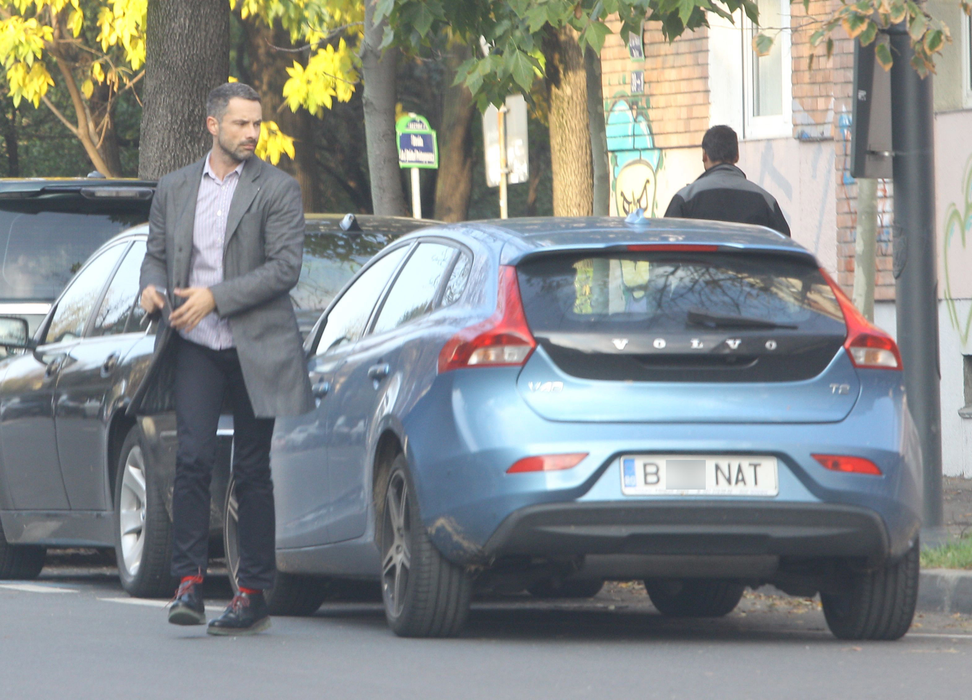 Fostul soţ al ştiristei se afişează acum în oraş cu maşina ei, dând de bănuit că ar fi făcut partajul cu aceasta la fel de discret precum a fost divorţul celor doi