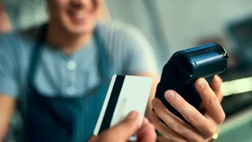 De ce nu trebuie sa plătim cu cardul. Răspunsul experților