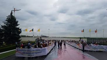 Ce a pățit Papa Francisc în momentul în care urca în avion și cum a mascat incidentul