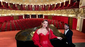 Elena Gheorghe lansează albumul “Crăciunul e IUBIRE”, un proiect construit în 14 ani. Artista cântă alături de fiica ei, Amelie, piesa “Moș Crăciun ASAP”