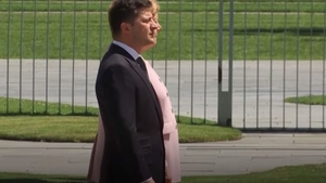 Imagini șocante! Pe Angela Merkel a apucat-o tremuratul, lângă președintele Ucrainei