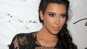 Kim Kardashin a generat un mare scandal în lumea virtuală după ce a postat o imagine cu pistolul ei plin de diamante!
