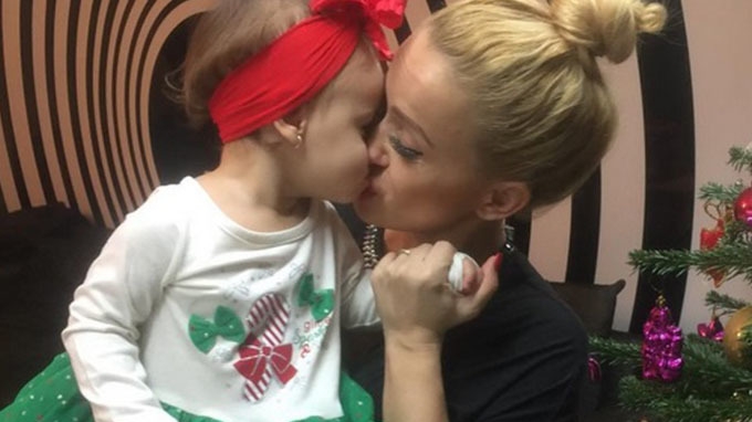 ANDA ADAM s-a filmat cu fetiţa ei, dar a fost criticată de fani! Ce îi făcea micuţei