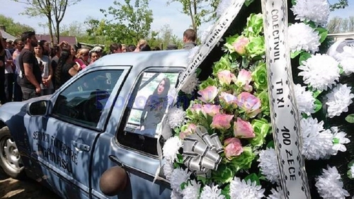 Petronela, tânăra din Botoșani ucisă cu 30 de lovituri de cuțit, înmormântată în rochie de mireasă! Imagini sfâșietoare