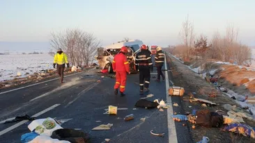 Accidentul în care 2 oameni au murit și 7 au fost răniți, provocat de explozia unui cauciuc