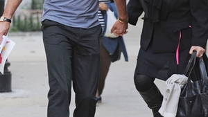 Sotia lui Hugh Jackman a calcat in caca de caine