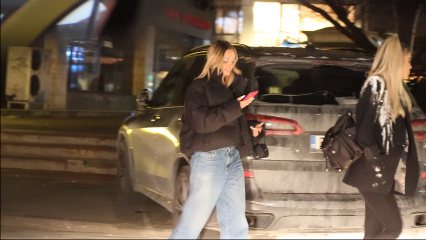 Alexandra Stan butonează telefonul, după retragerea din restaurant (Foto: CANCAN.RO)