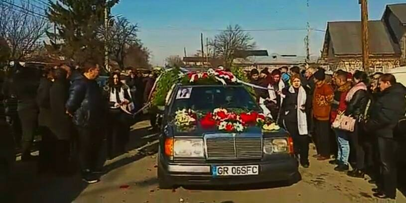 Tânăra ucisă de militarul din Titu, condusă pe ultimul drum! În urma ei, au rămas doi copii orfani de mamă. Ce au aflat anchetatorii despre Florin Oprea, fost subofiţer MApN