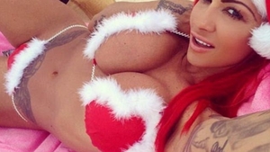 Cea mai sexy Crăciuniţă! Şi-a pus barba lui Moş Crăciun la bikini şi apoi i-a dat jos!