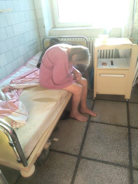 Imagini greu de privit de la Spitalul Județean de Urgență Reșița. Pacienții cu COVID stau dezbrăcați, pe holuri. FOTO