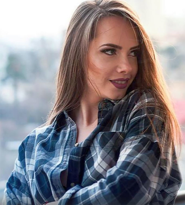 Elvira adoră să posteze fotografii pe Facebook