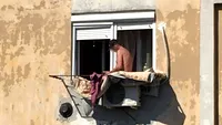 Să vezi și să nu crezi! N-a mai suportat izolarea și a ieșit să facă plajă pe aparatul de aer condiționat